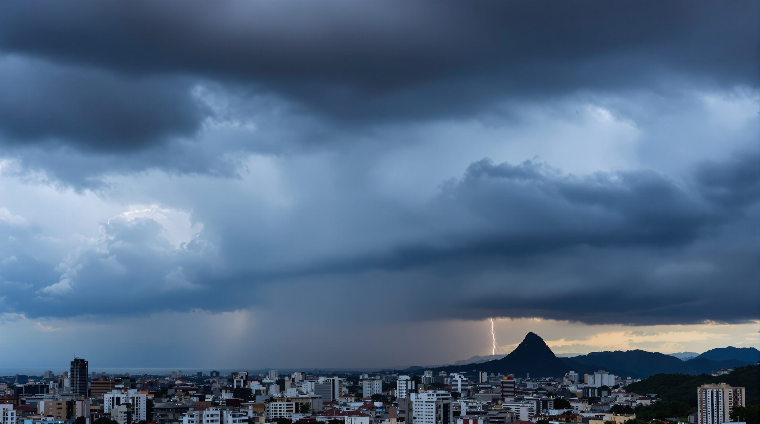 Nuvens de tempestade se formando sobre o Rio de Janeiro