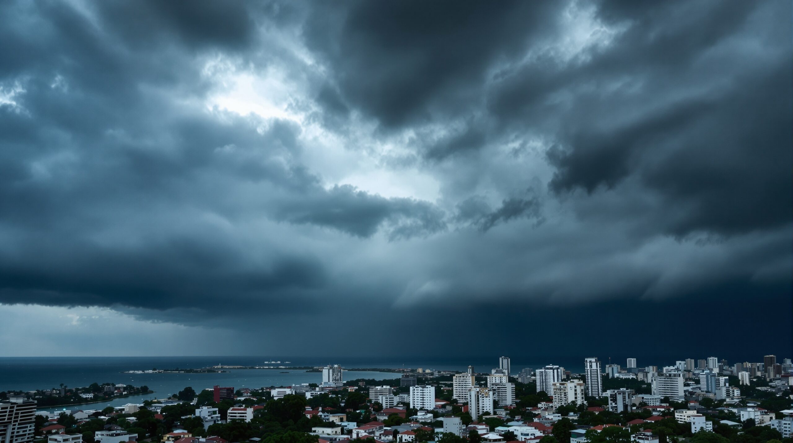 Nuvens de tempestade carregadas e ameaçadoras se formando sobre a cidade costeira de Santos na Baixada Santista, com céu escuro indicando chegada iminente de chuvas intensas e condições meteorológicas perigosas
