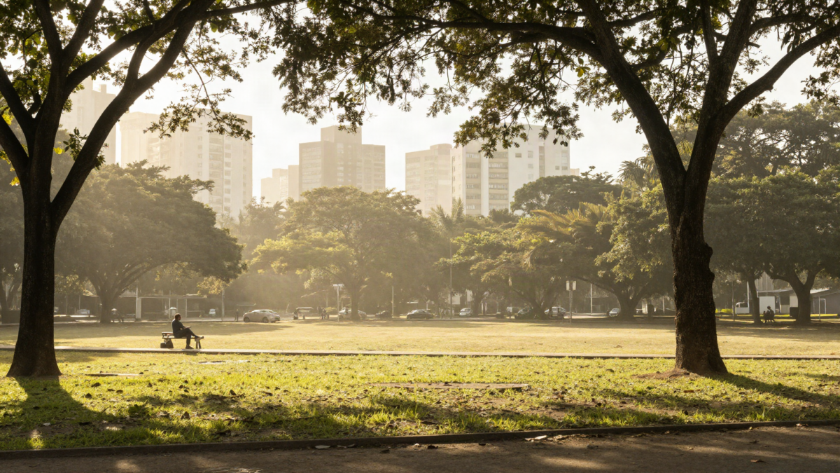 Parque urbano com pessoas na sombra em dia de calor intenso no Brasil