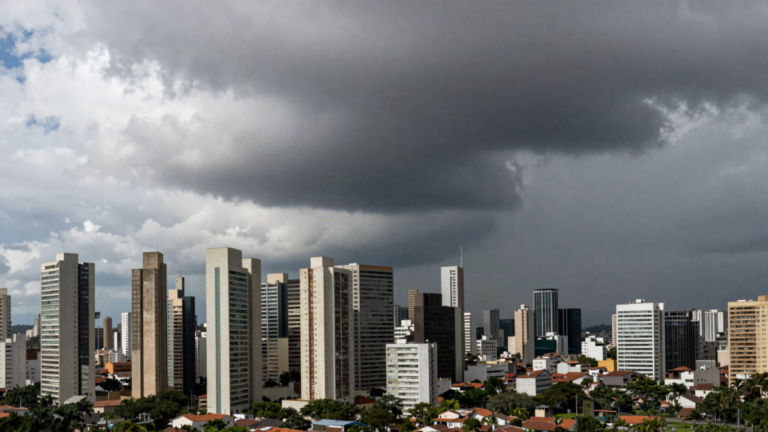 Skyline de Sao Paulo com ceu dividido entre sol e tempestade