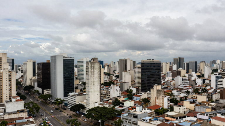 Distrito comercial movimentado de Sao Paulo sob ceu nublado variavel