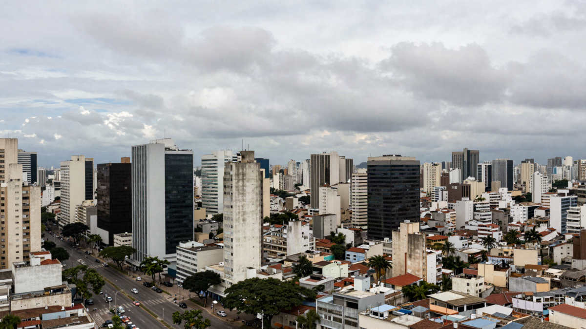 Distrito comercial movimentado de Sao Paulo sob ceu nublado variavel