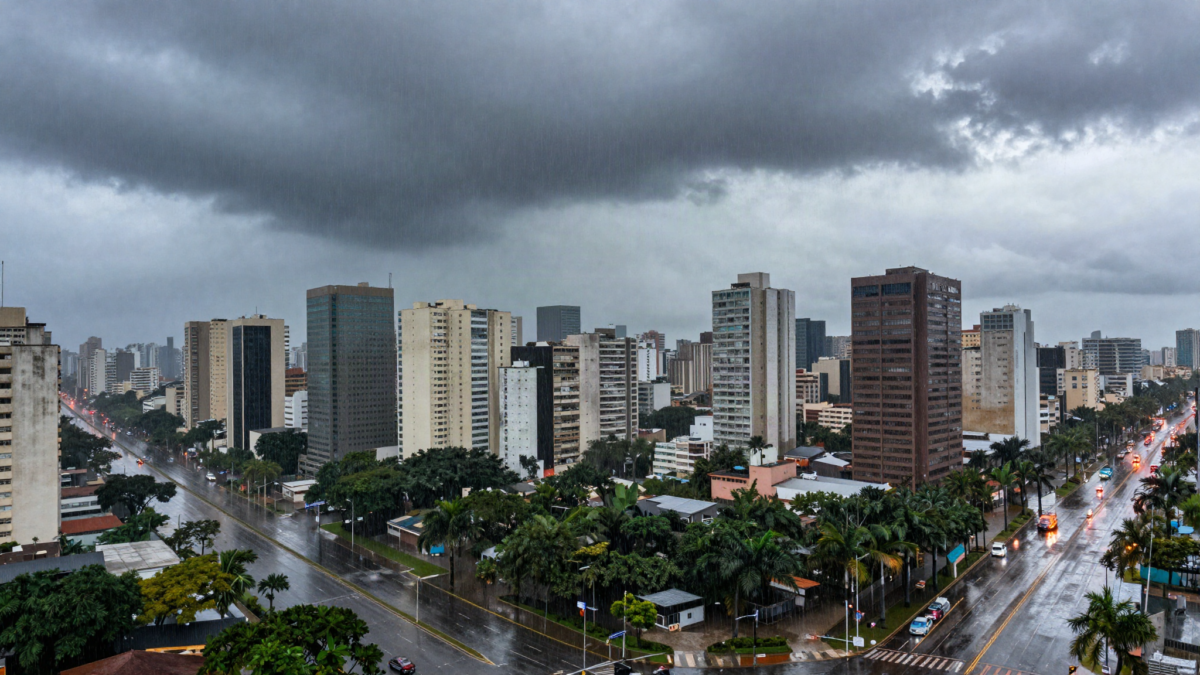 Chuva forte sobre a metropole de Sao Paulo ao anoitecer