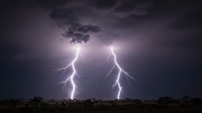 Raios intensos cruzando o ceu escuro em tempestade eletrica no Brasil