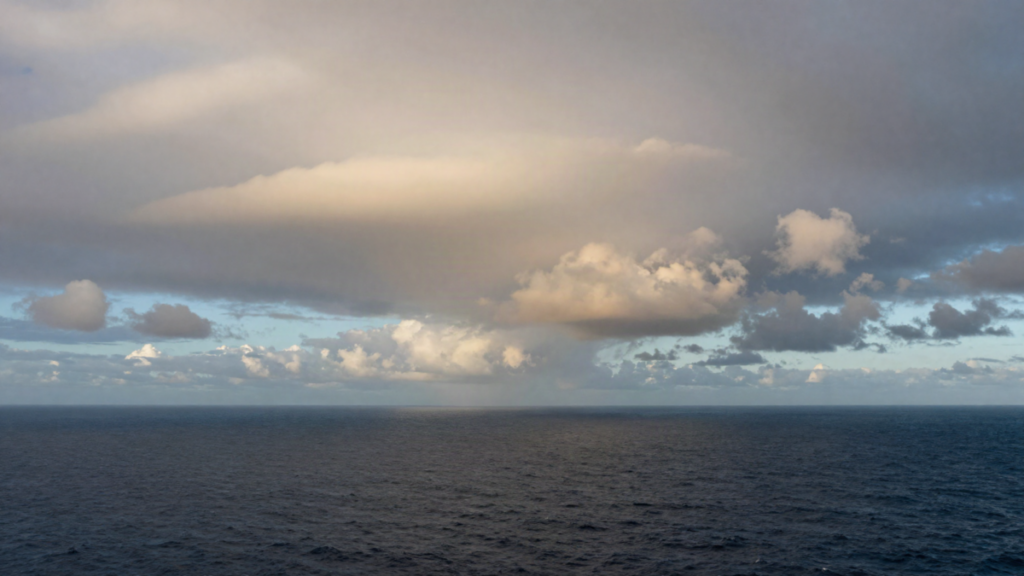 Vista do oceano e da costa da America do Sul com bandas de nuvens em espiral