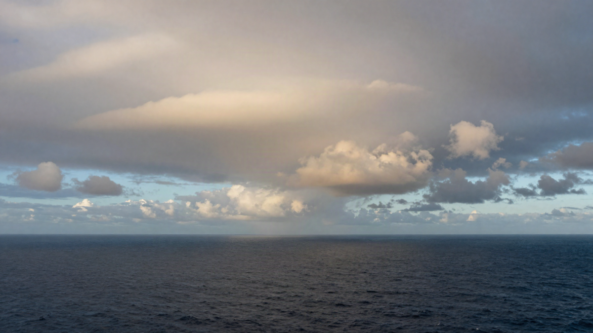 Vista do oceano e da costa da America do Sul com bandas de nuvens em espiral