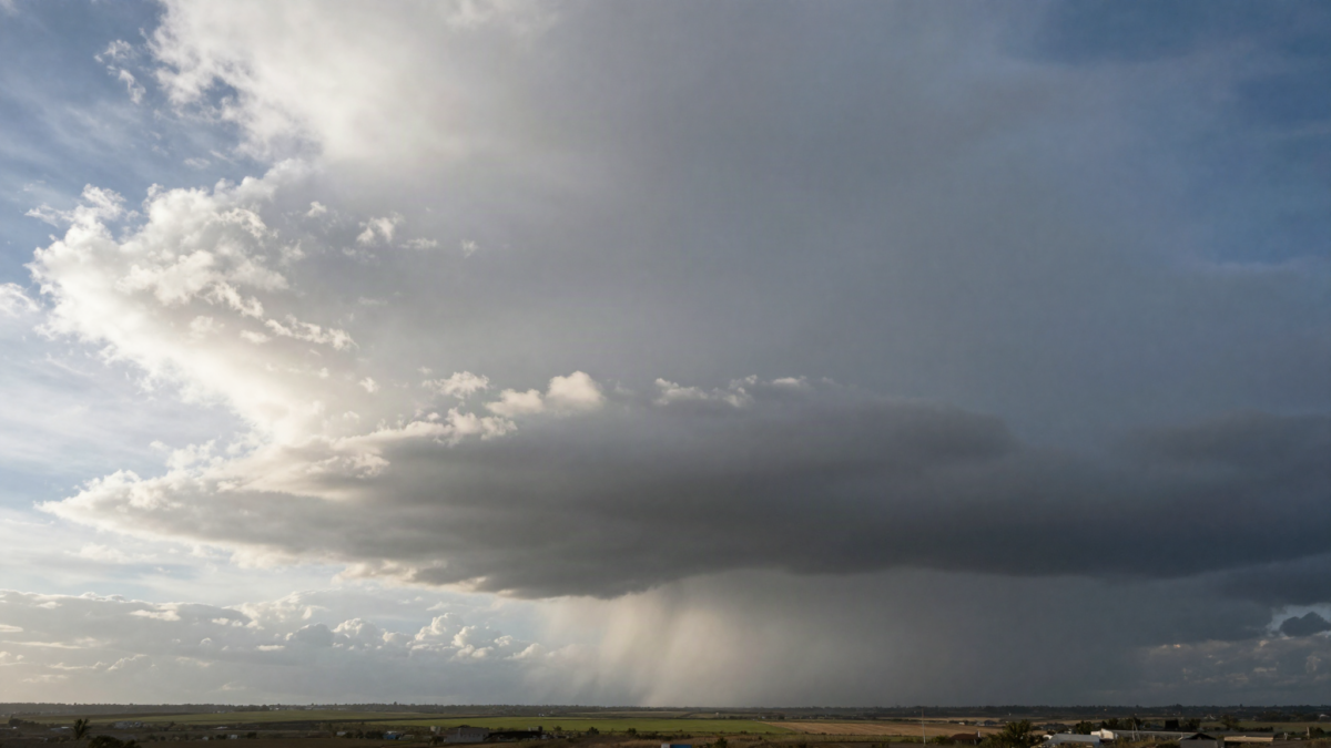 Ceu dramatico com varios tipos de tempo sol e chuva ao mesmo tempo