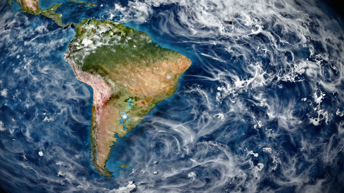 Vista da America do Sul e do oceano do alto com bandas de nuvens em espiral