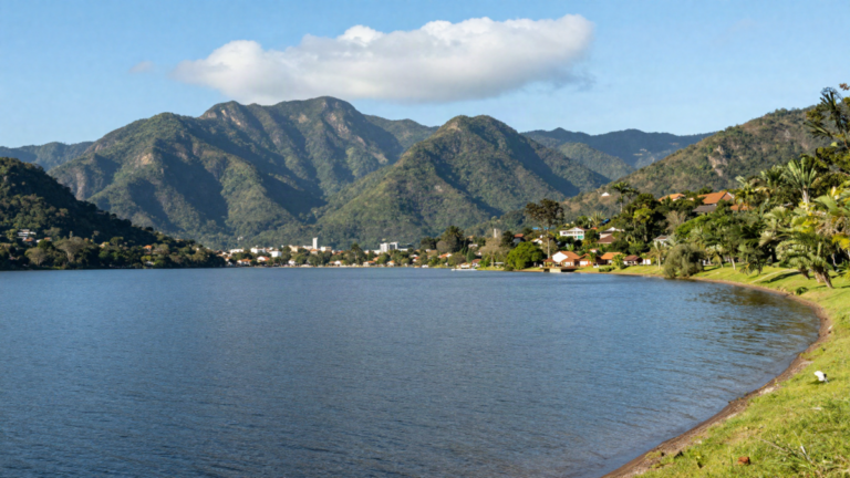 Paisagem brasileira com lago e montanhas sob clima agradavel e ceu ensolarado