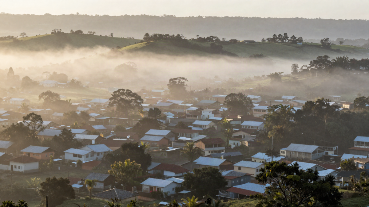 Manha fria e enevoada de inverno em cidade do sul do Brasil
