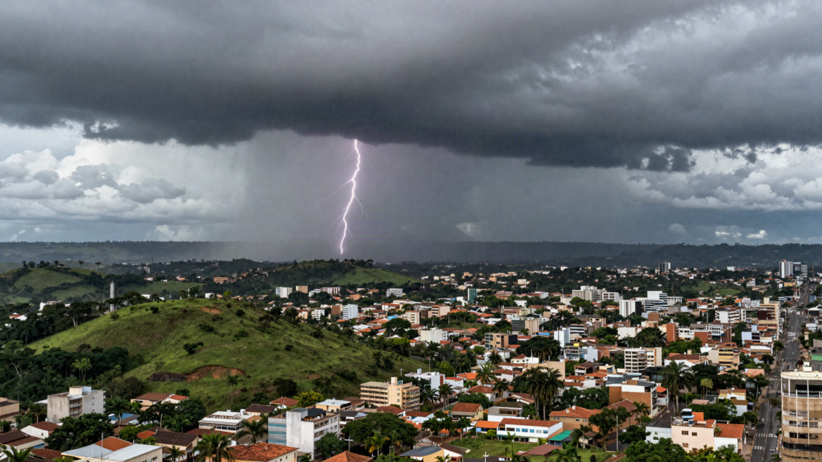 Tempestade de verao se formando sobre cidade do sudeste brasileiro